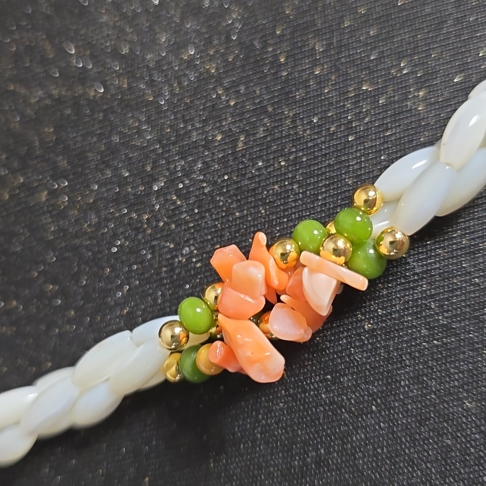 Vintage Mother of Pearl Necklace with Salmon Pink Coloured Shell Chips - Picture 4 of 7